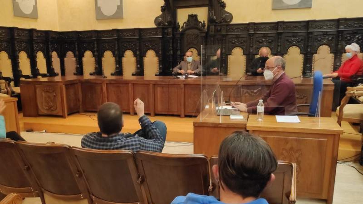Pleno extraordinario de ayer sin la presencia de los concejales de PP y UPL. A.R.