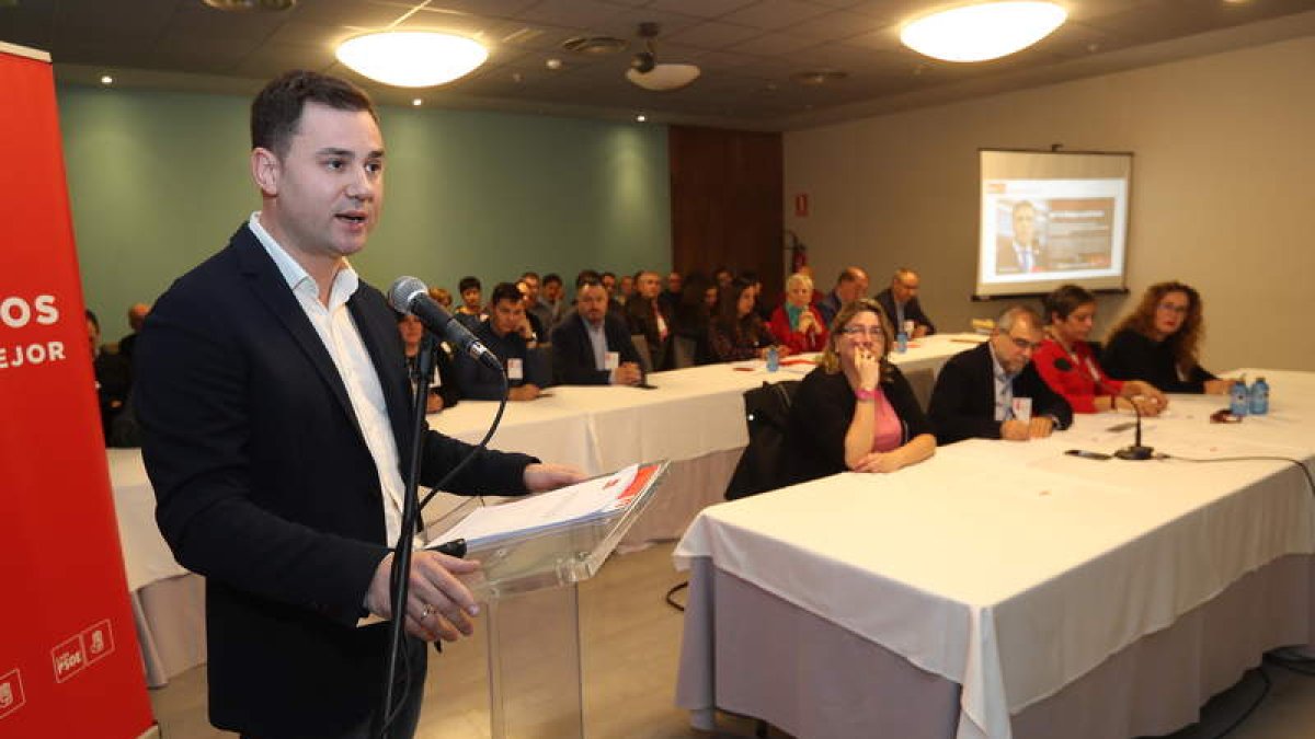 Javier Cendón se dirige a los participantes en el Comité Provincial, ayer en Ponferrada. L. DE LA MATA