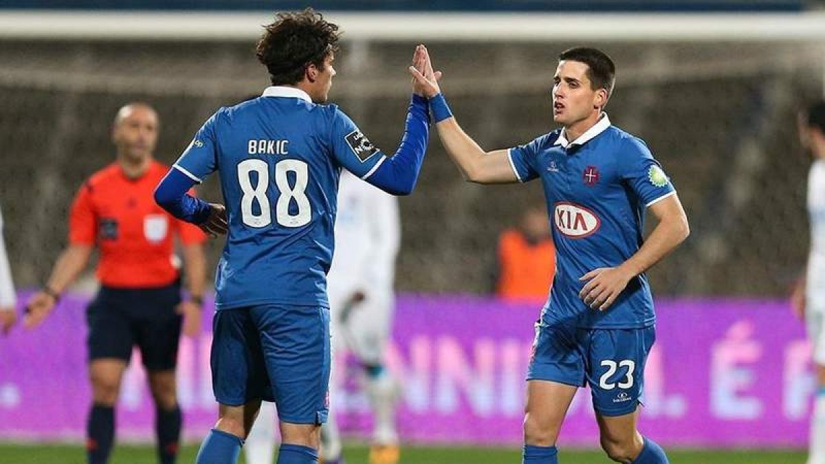 Juanto, el nuevo fichaje de la Deportiva, celebra un gol con la camiseta de Os Belenenses. IOL