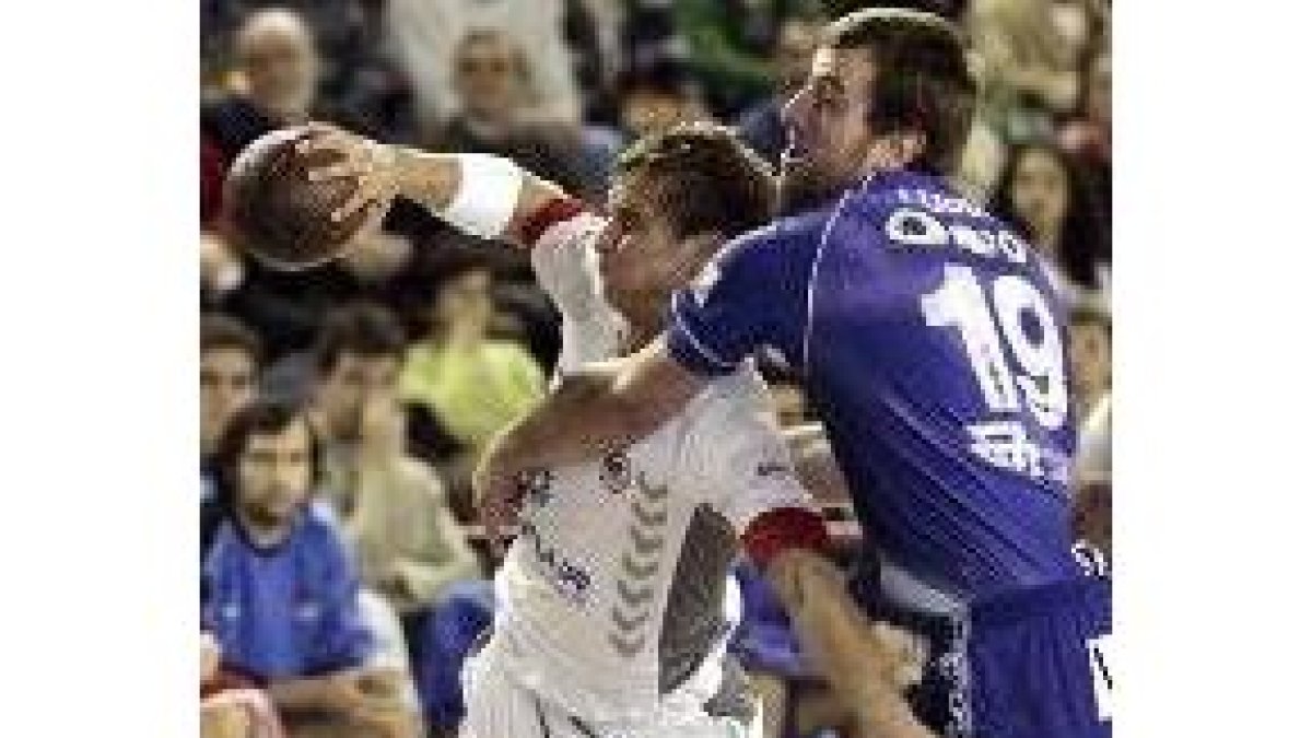 Stranovsky, que cuajó un gran partido, se faja con el esloveno Lubej en una posición inusual para él