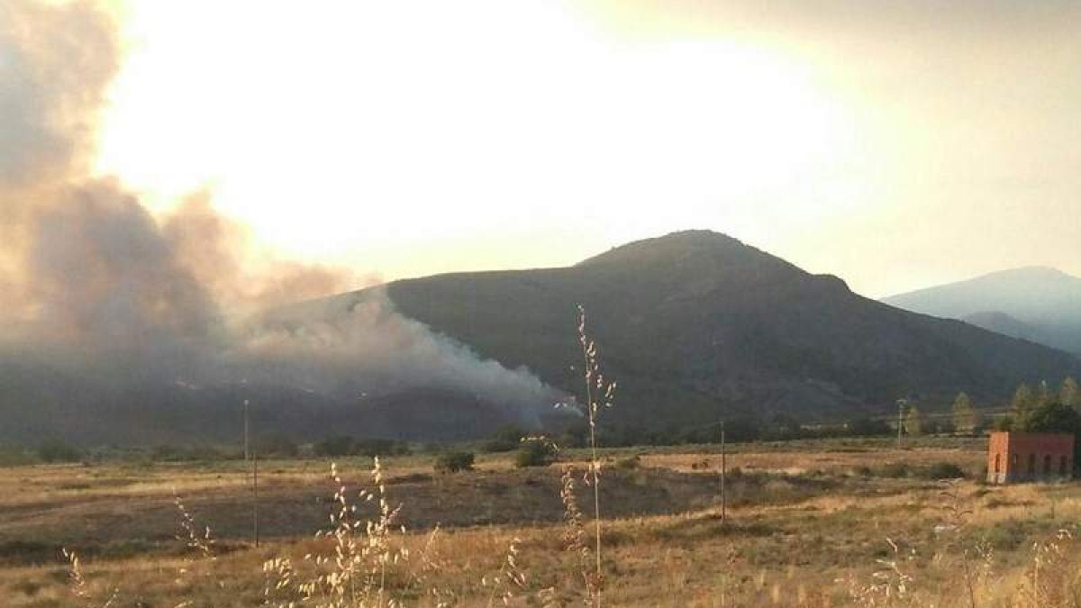 El frente del incendio en Bárcena alcanzó los tres kilómetros. DL