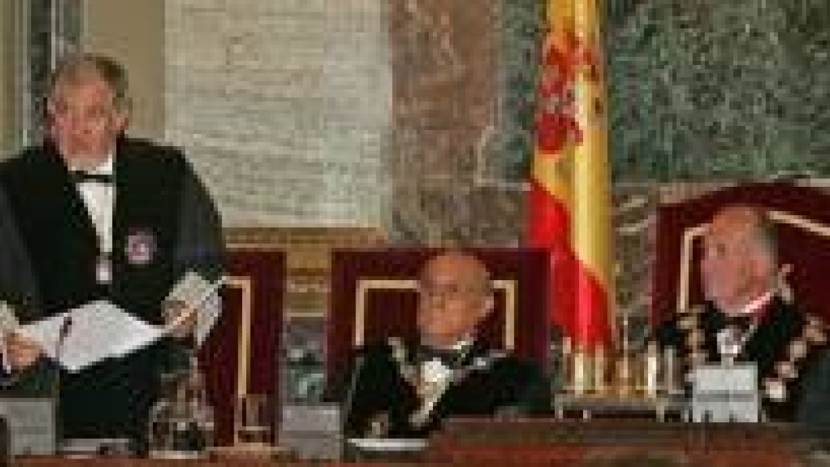 Cándido Conde-Pumpido, Francisco José Hernando y el Rey, durante la apertura del año judicial