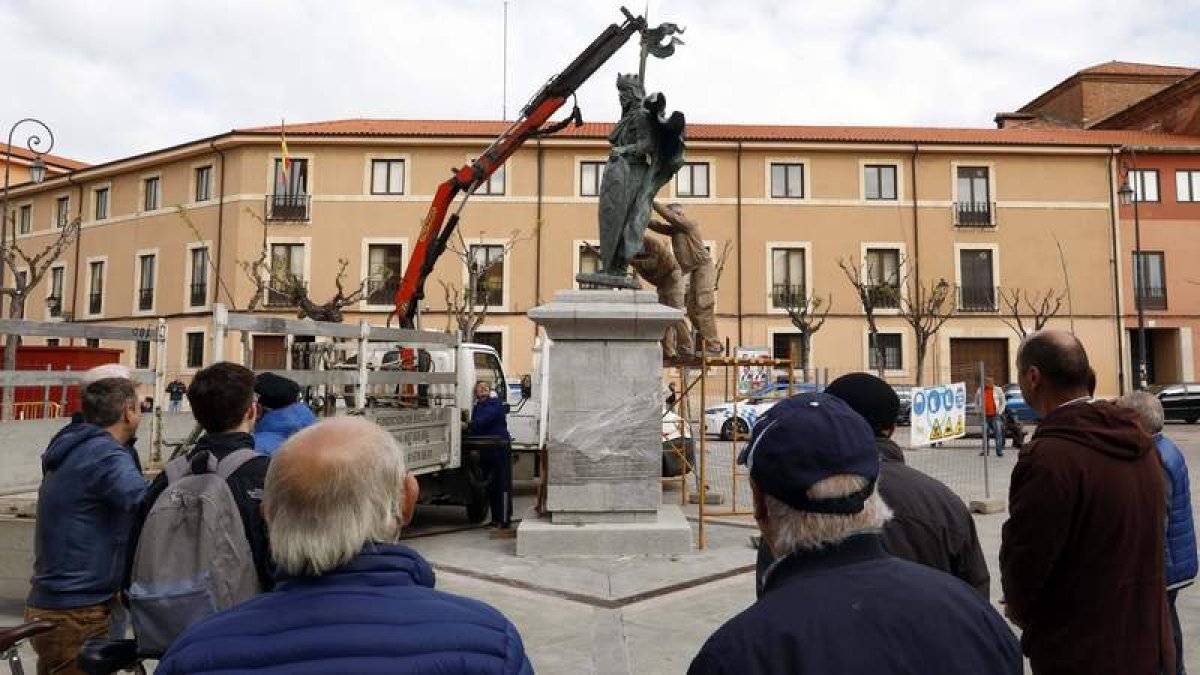 Colocación de la escultura, ayer en Santo Martino.