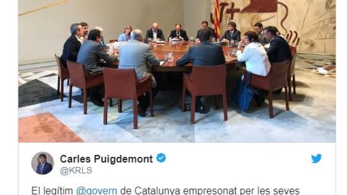 Uno de los dos tuits que ha publicado Puigdemont desde Bruselas.