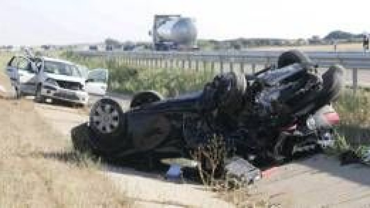 Estado en el que quedaron el Citröen C-3 y el Seat León tras el accidente en la León-Benavente
