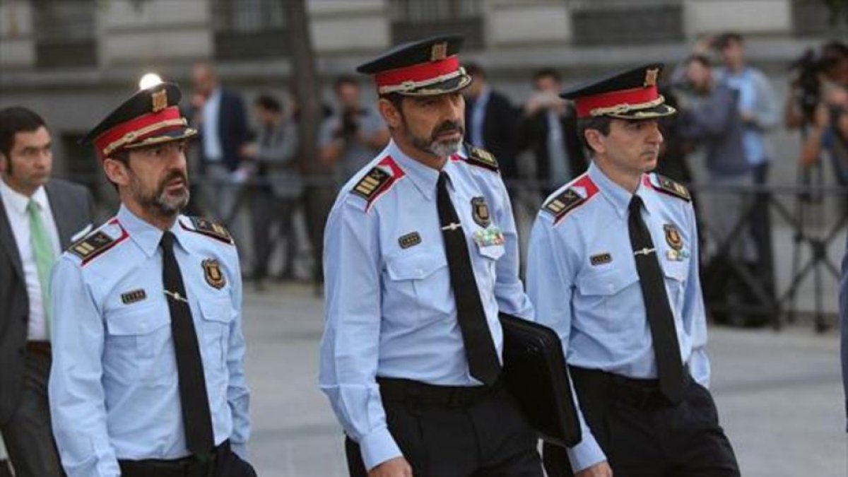 El mayor Josep Lluís Trapero, en el centro, llegando a la Audiencia Nacional.