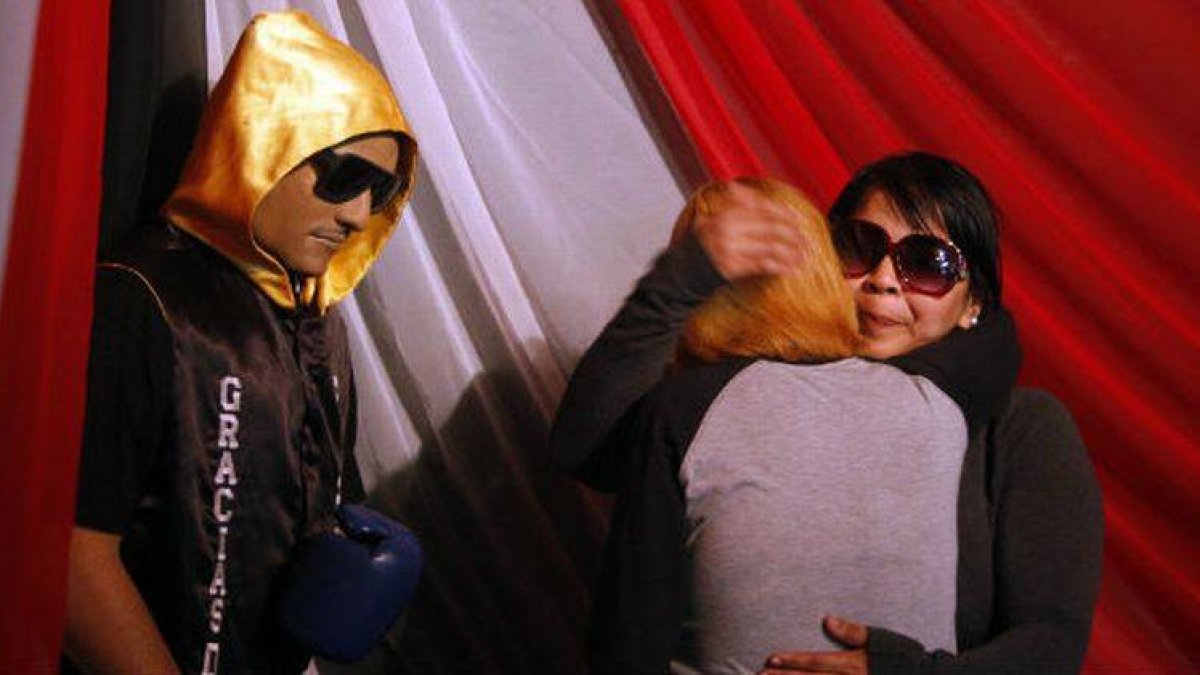 La família del boxeador vela su muerte junto a un cuadrilátero.