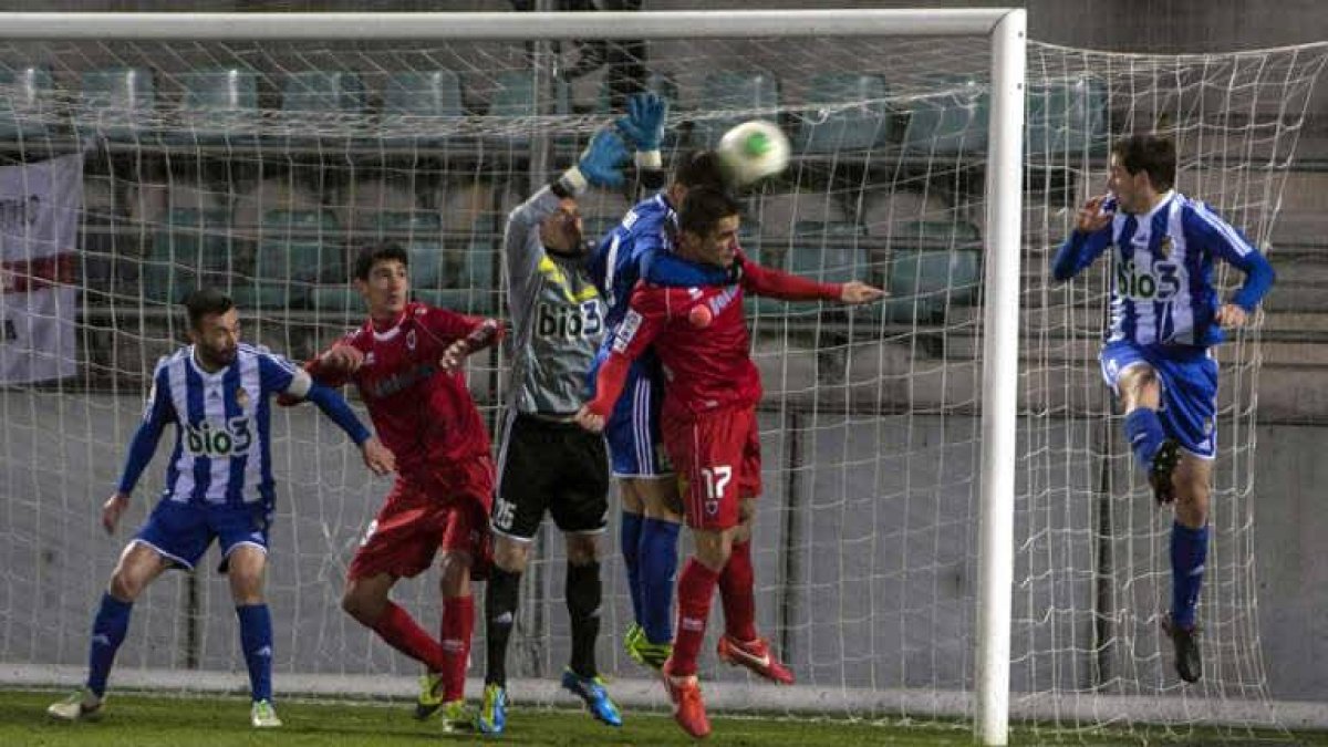 Dinu sale a despejar un balón en una de las llegadas del Numancia a la portería de la Ponferradina.