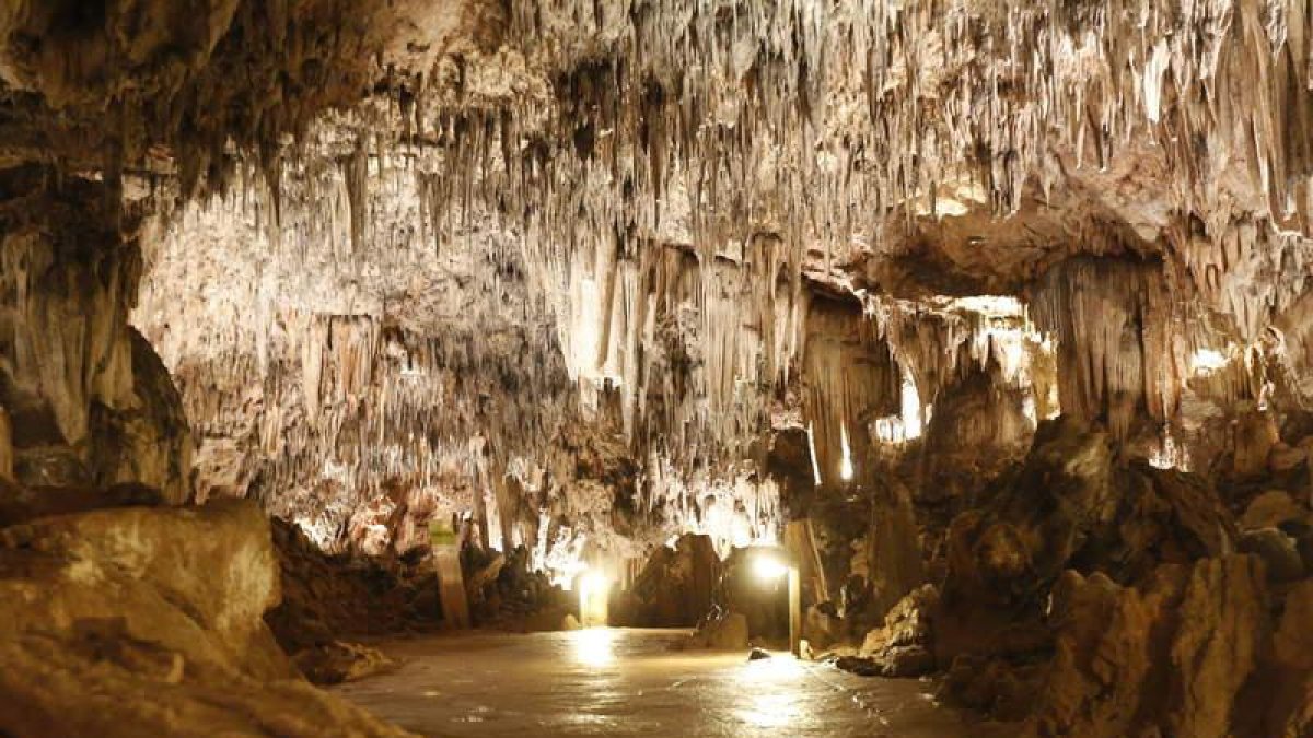 Espectacular imagen del interior de la Cueva de Valporquero.