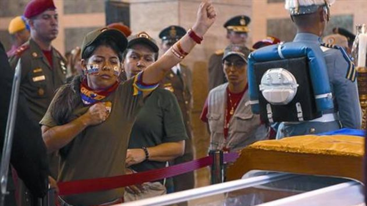 Seguidores de Chávez, ante la capilla ardiente del mandatario.
