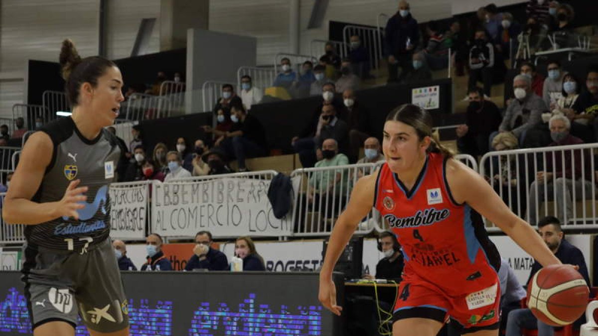 Melgoza anotó quince puntos para el Pajariel Bembibre. MILA GARCÍA
