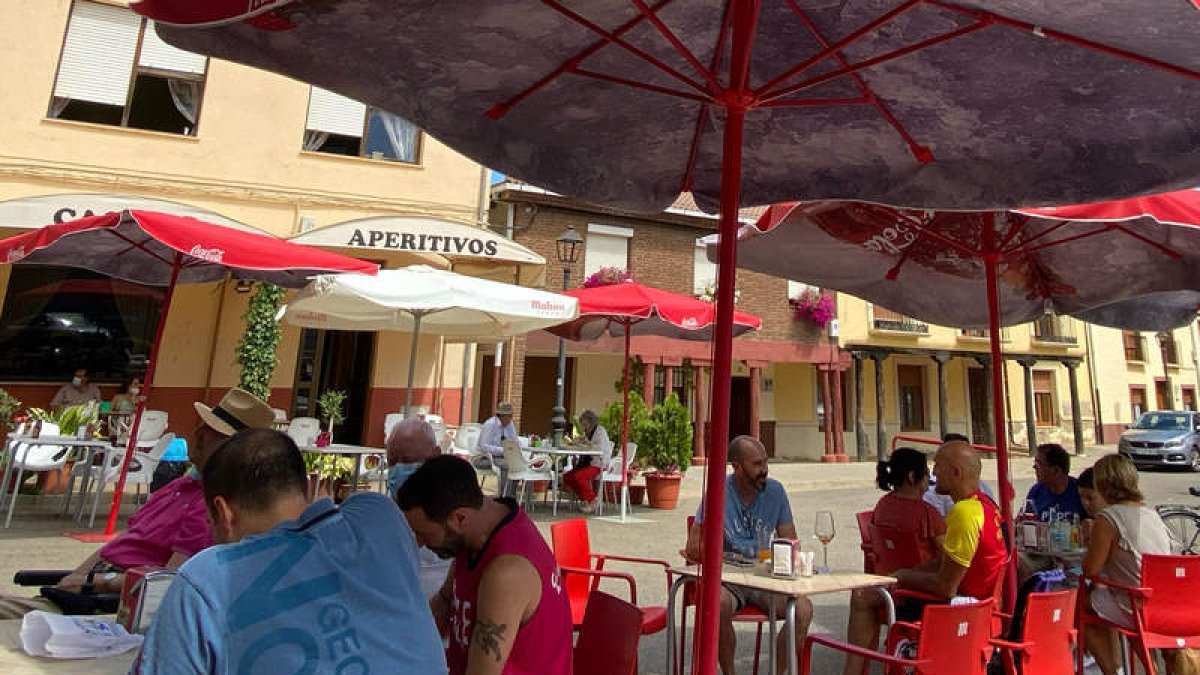 Imagen de la terraza de un establecimiento de hostelería de Villamañán. RAMIRO
