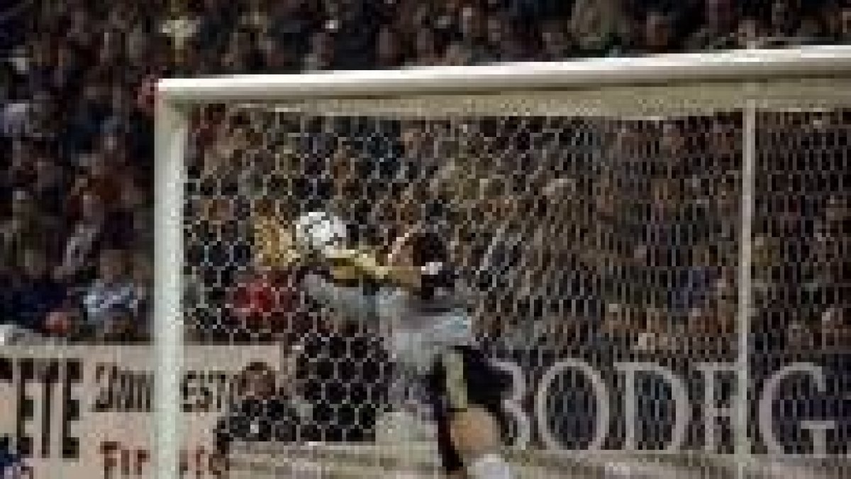 El portero del Albacete, Almunia, nada pudo hacer para detener el disparo del atlético Ibagaza