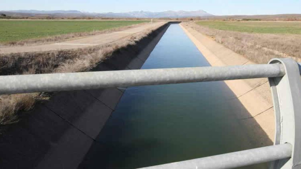 Sólo 6.600 hectáreas del Canal Alto de Los Payuelos, en una foto de archivo, riegan a presión.