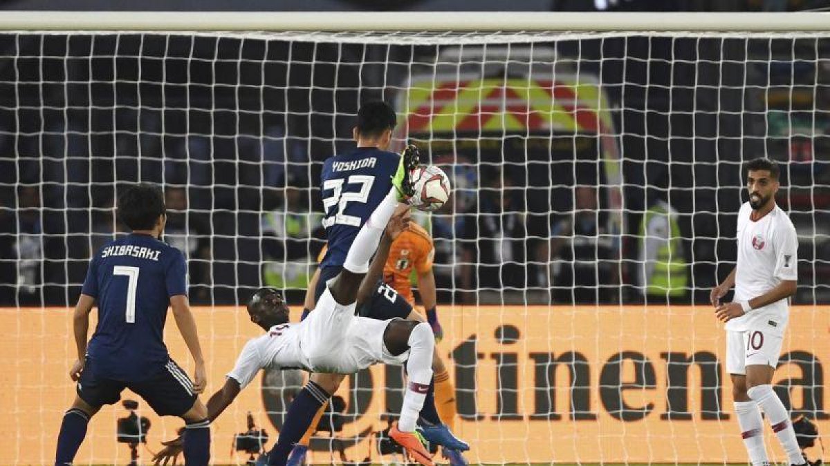 Ali Almoez en el momento que conecta una chilena para el 1-0.