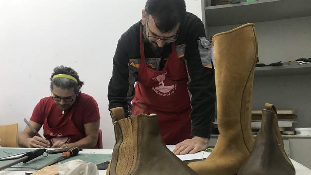 Los alumnos del taller son de León, pero también han llegado desde Extremadura, Madrid y el País Vasco. Personas que durante las dos semanas que dura la iniciativa viven en Santa Colomba. El Ayuntamiento mantiene una línea en defensa de la artesanía como