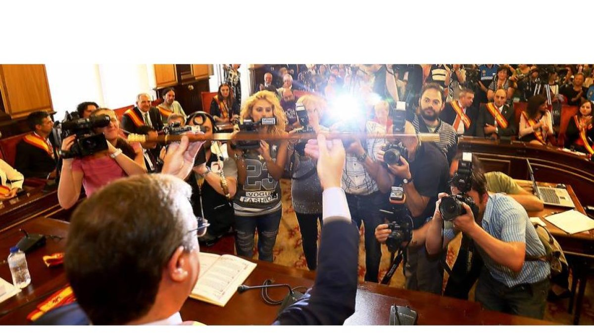 Silván celebra su elección como alcalde y se dirige a la nueva corporación
