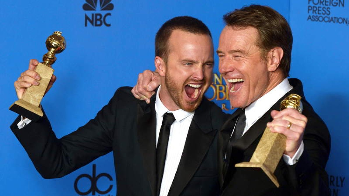 Aaron Paul y Bryan Cranston con los Globos de Oro por su participación en la serie ‘Breaking Bad’.