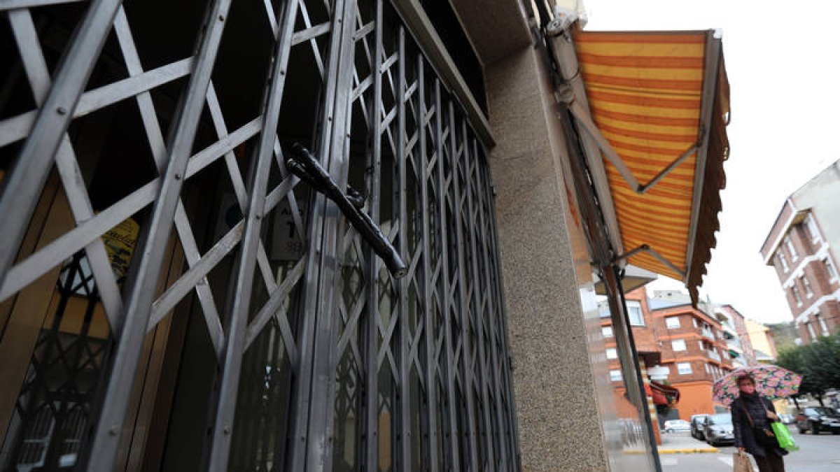 Un comercio cerrado en una localidad de León.