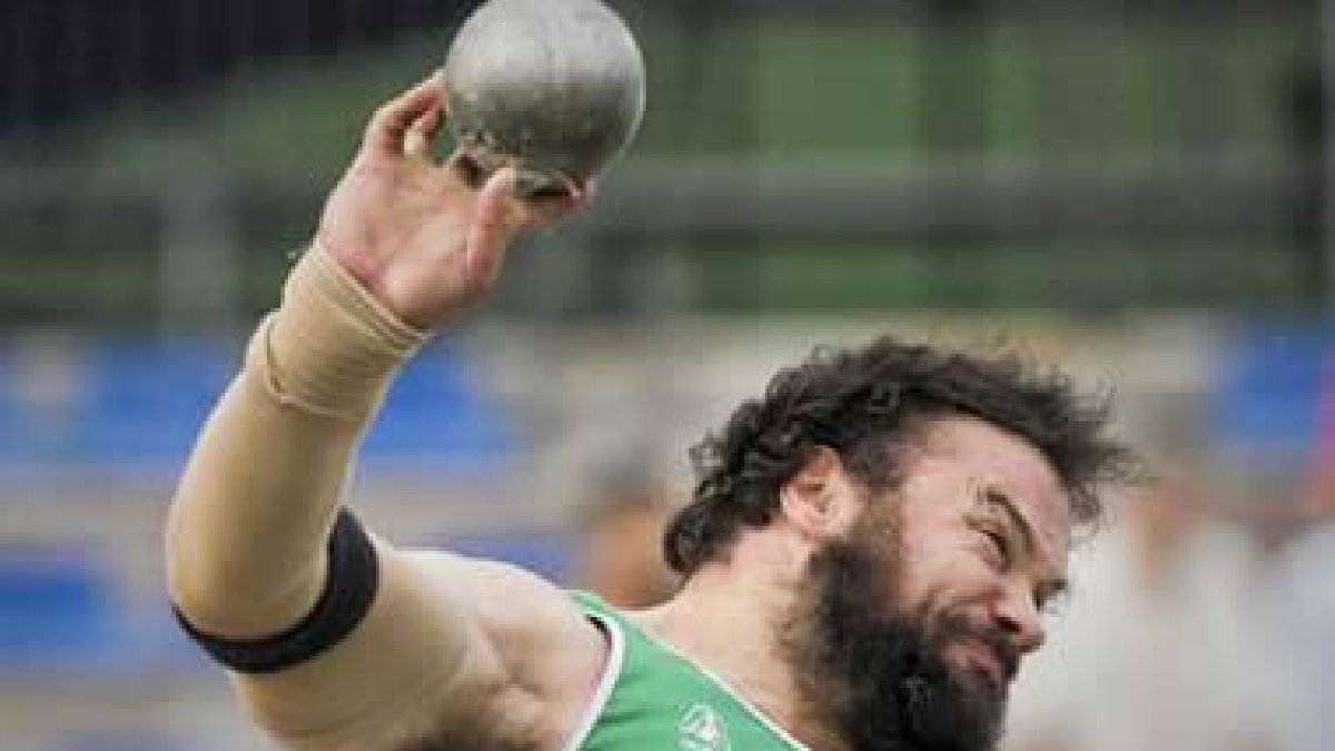El lanzador leonés durante la prueba de peso en la reunión Madrid 2010 de atletismo.