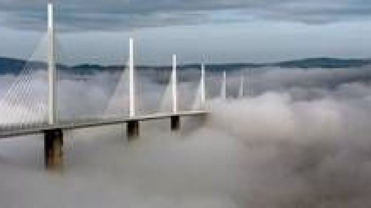 El viaducto de hormigón y acero queda por encima de las nubes