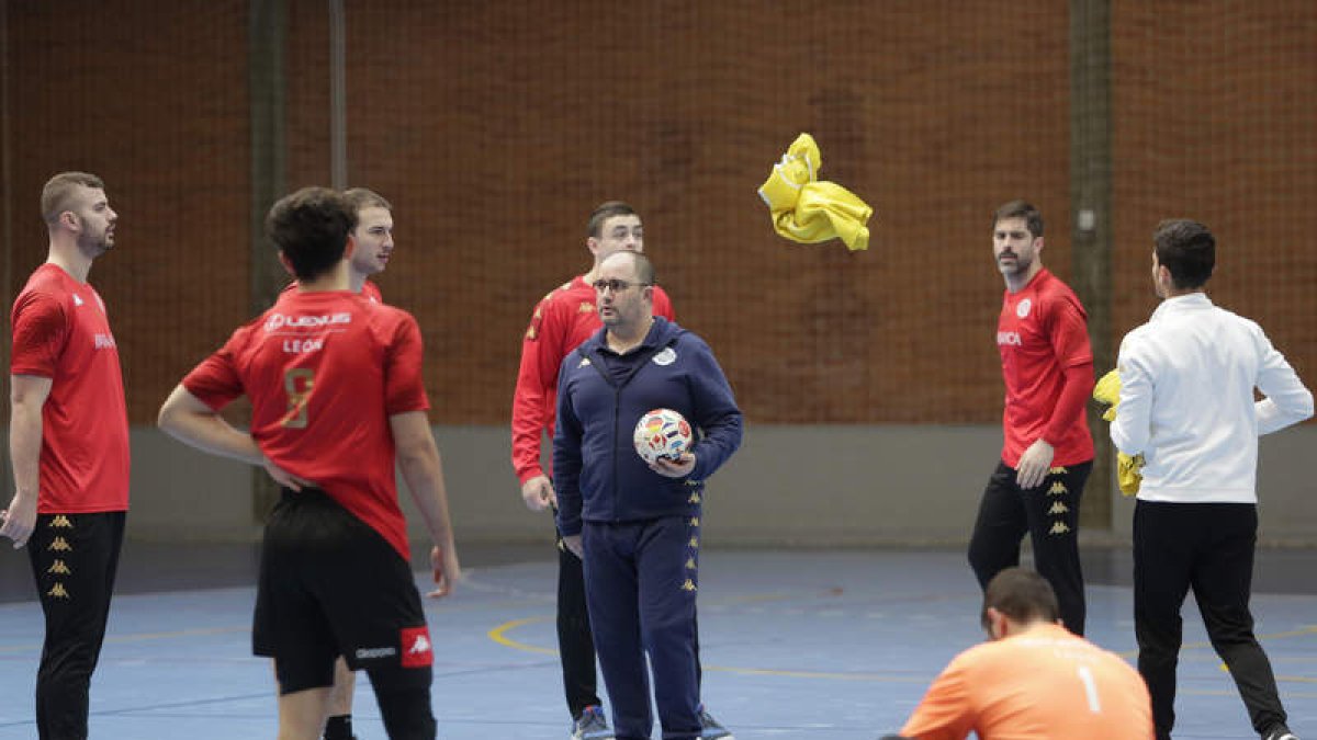 El Ademar perderá varios efectivos durante el parón de los torneos internacionales. FERNANDO OTERO