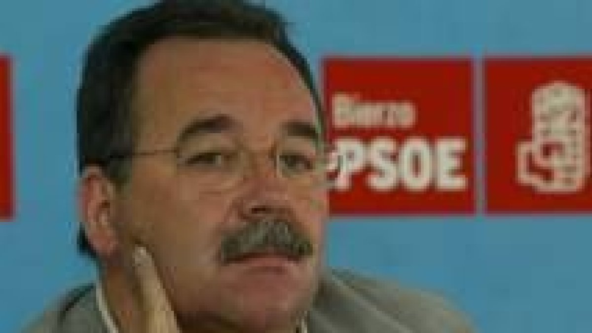Ricardo González Saavedra presentó ayer ante los medios de comunicación su candidatura al Consejo