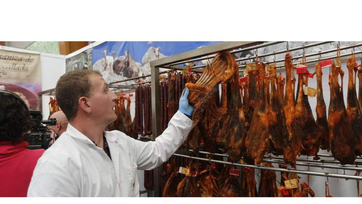 La Feria de la Cecina de Chivo de Vegacervera, que este año cumple su vigésimo sexta edición, está declarada de Interés Turístico Comarcal. MARCIANO PÉREZ