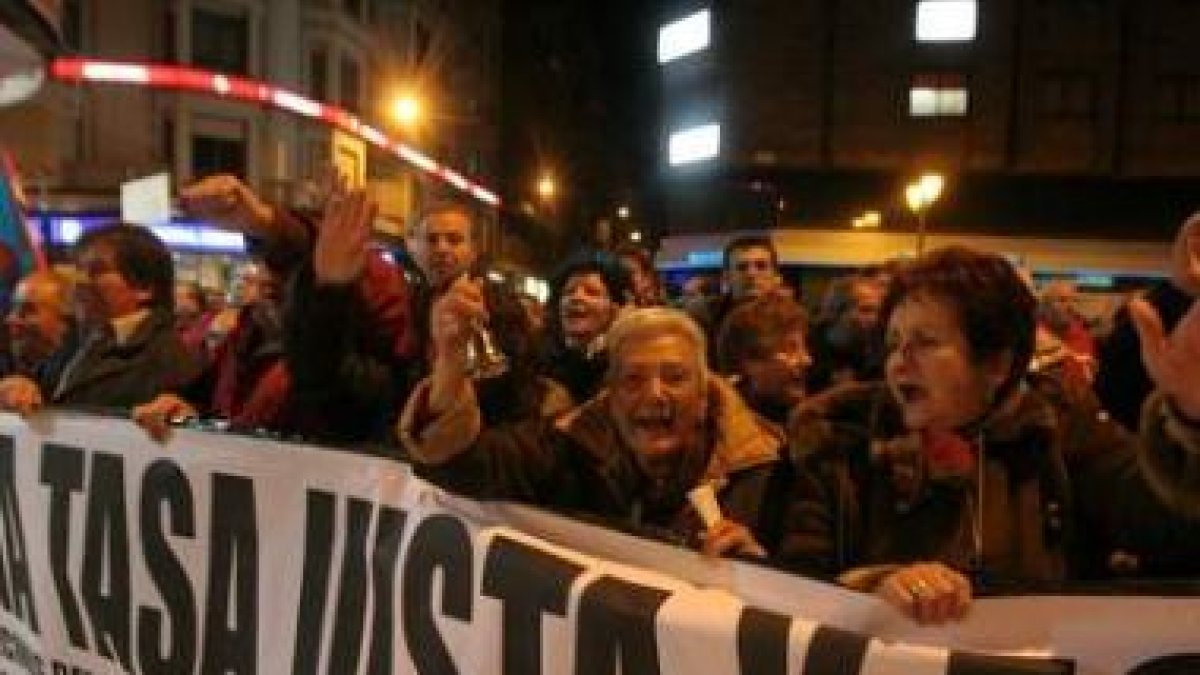 Los manifestantes gritaron consignas contra Isabel Carrasco y José Antonio Velasco.