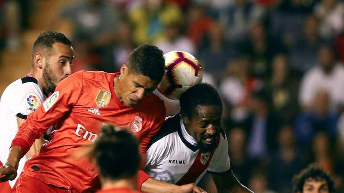 El defensa francés Raphael Varane intenta rematar ante el senegalés del Rayo Abdoulaye Ba. R. JIMÉNEZ