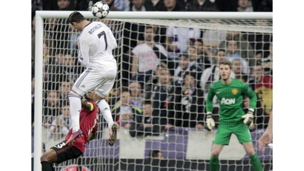 Crsitiano Ronaldo se eleva para cabecear el balón y hacer el gol del empate ante un De Gea que estuvo muy seguro durante todo el partido.