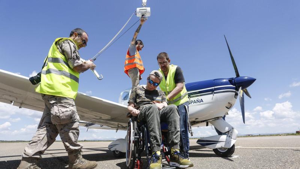 Práctica de vuelo adaptado organizada por el CRE de San Andrés del Rabanedo, en colaboración con la Fundación 'Cielos de León' y la Fundación 'Sillas Voladoras'