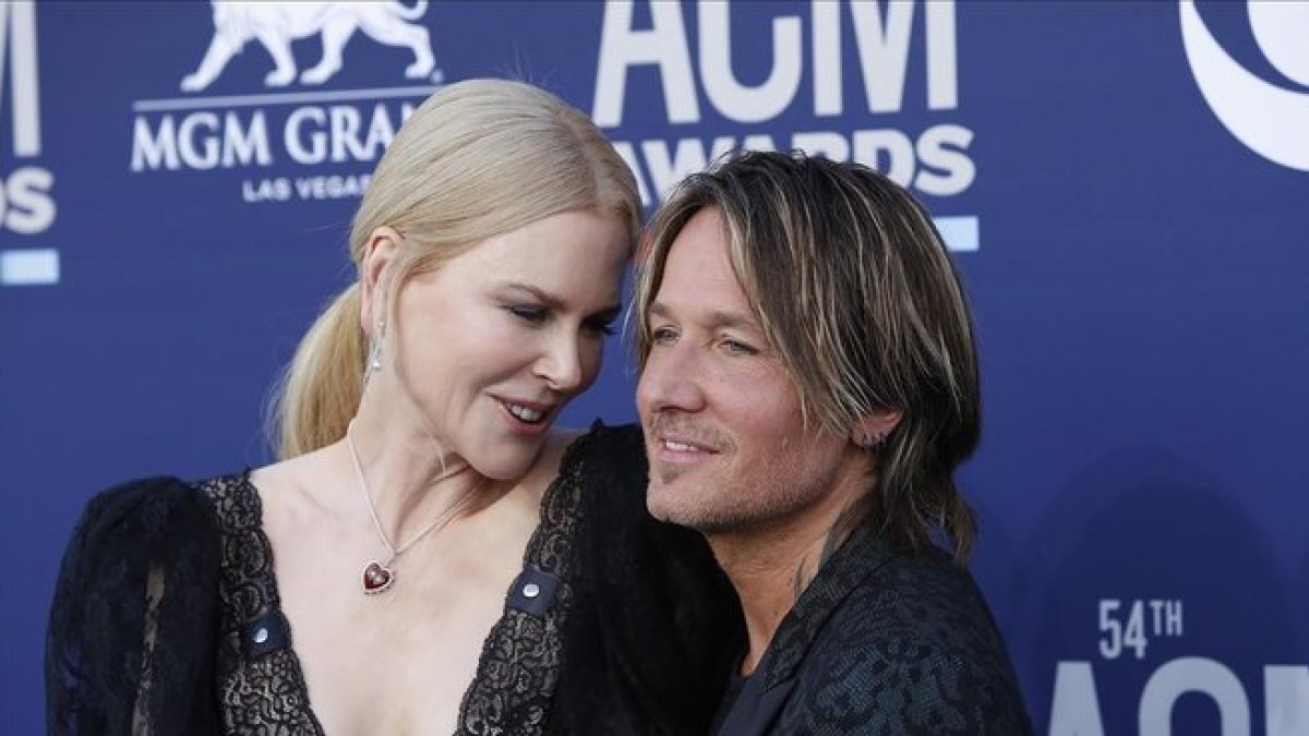 Keith Urban y Nicole Kidman posan en los premios ACM de música country.