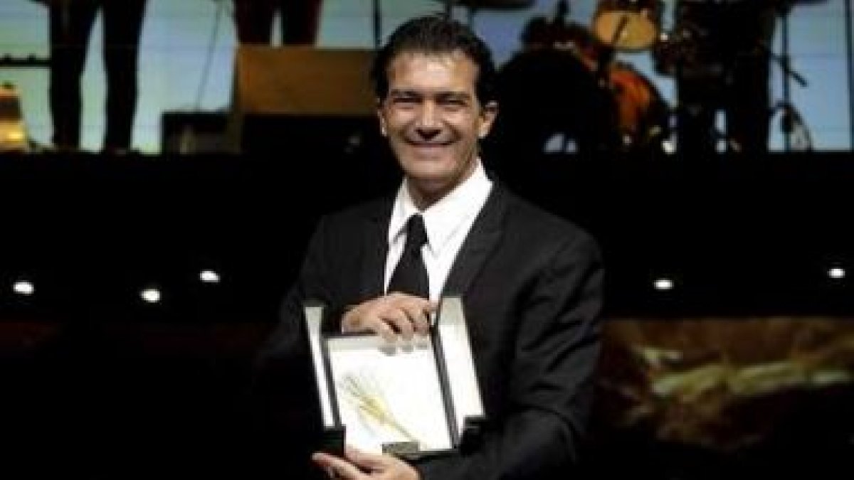 Banderas muestra la Espiga de Honor de la Seminci.