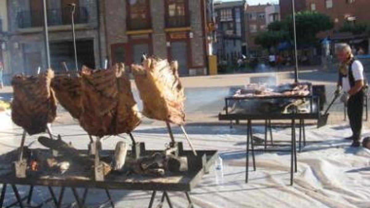 Momento de la tradicional parrillada argentina en la localidad de La Robla .