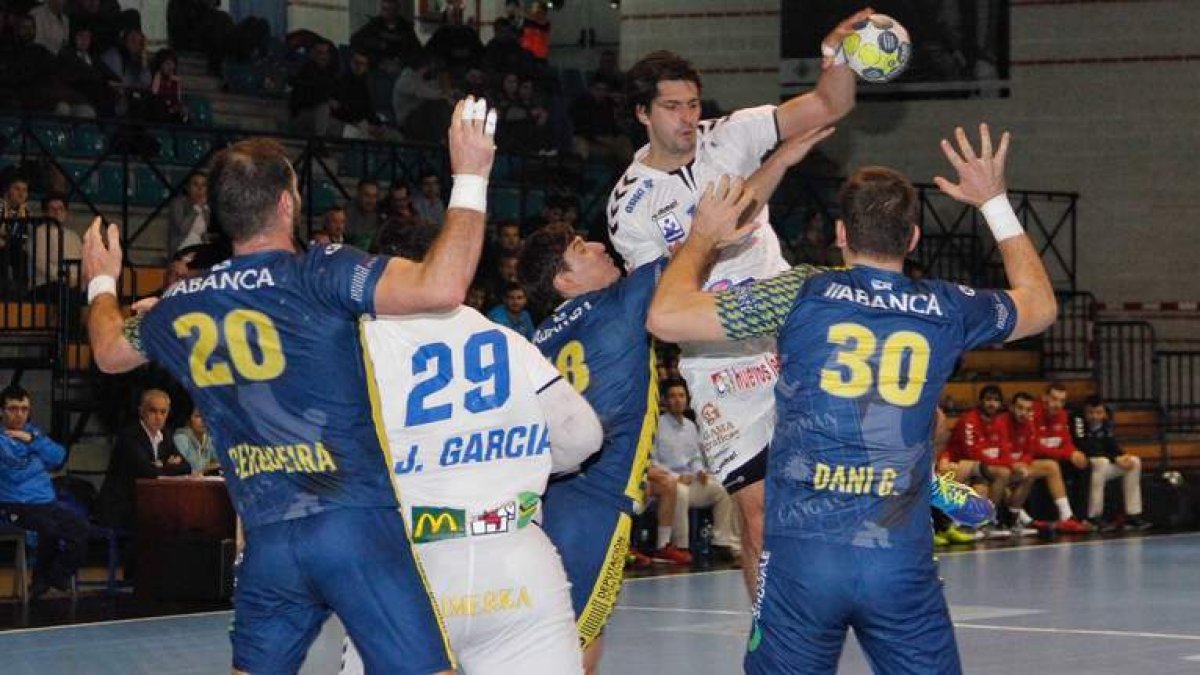El lateral argentino Fede Vieyra intenta superar la defensa del conjunto gallego ayudado por su compañerro Javi García. SANTOS