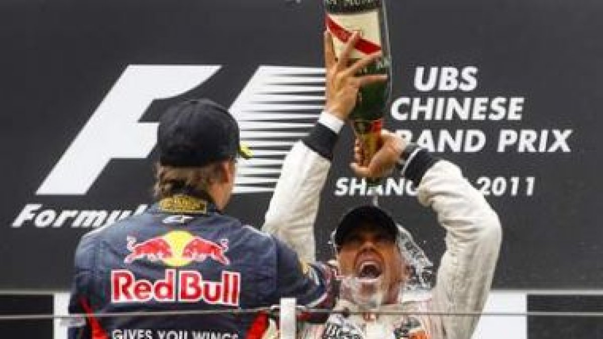 Lewis Hamilton se baña en cava celebrando su triunfo en el Gran Premio de China. Vettel tampoco acab