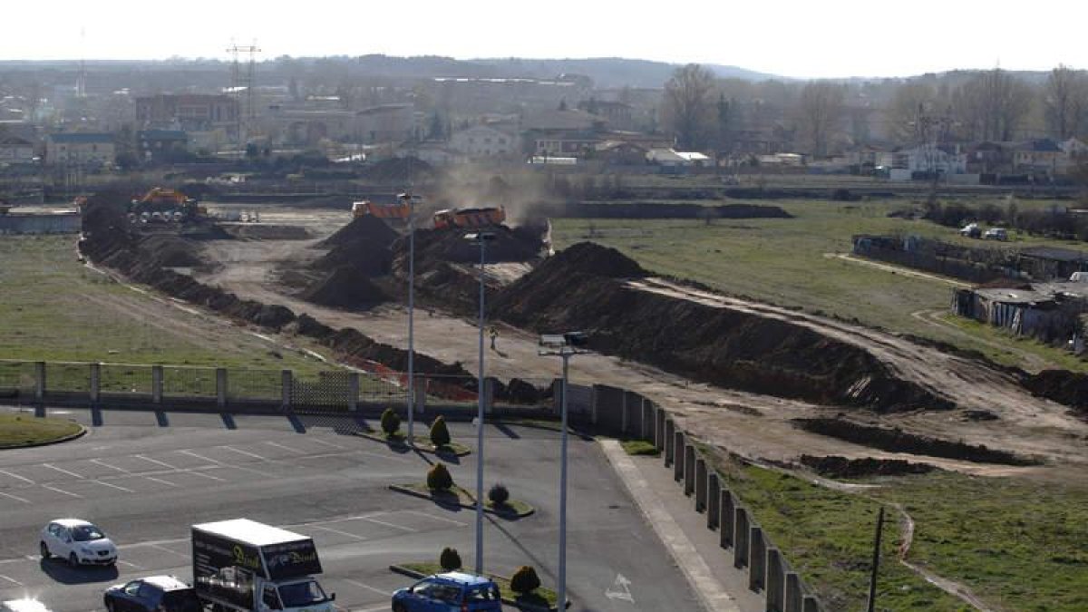 Maquinaria trabajando en las obras que abrirán el nuevo paso sobre la vía del tren.