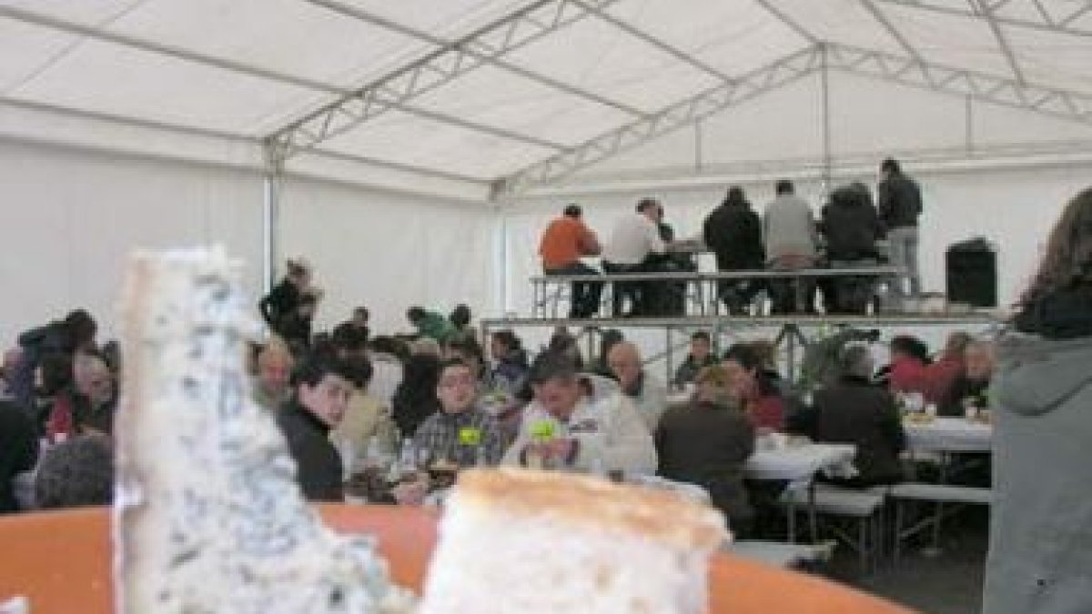 Al queso de Valdeón tampoco le faltaron seguidores en el Festival de la Trucha.