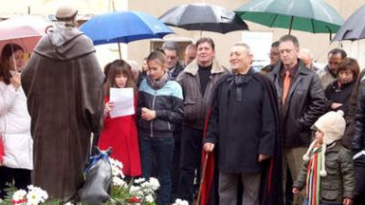 Los refranes se leyeron ante el santo y con paraguas