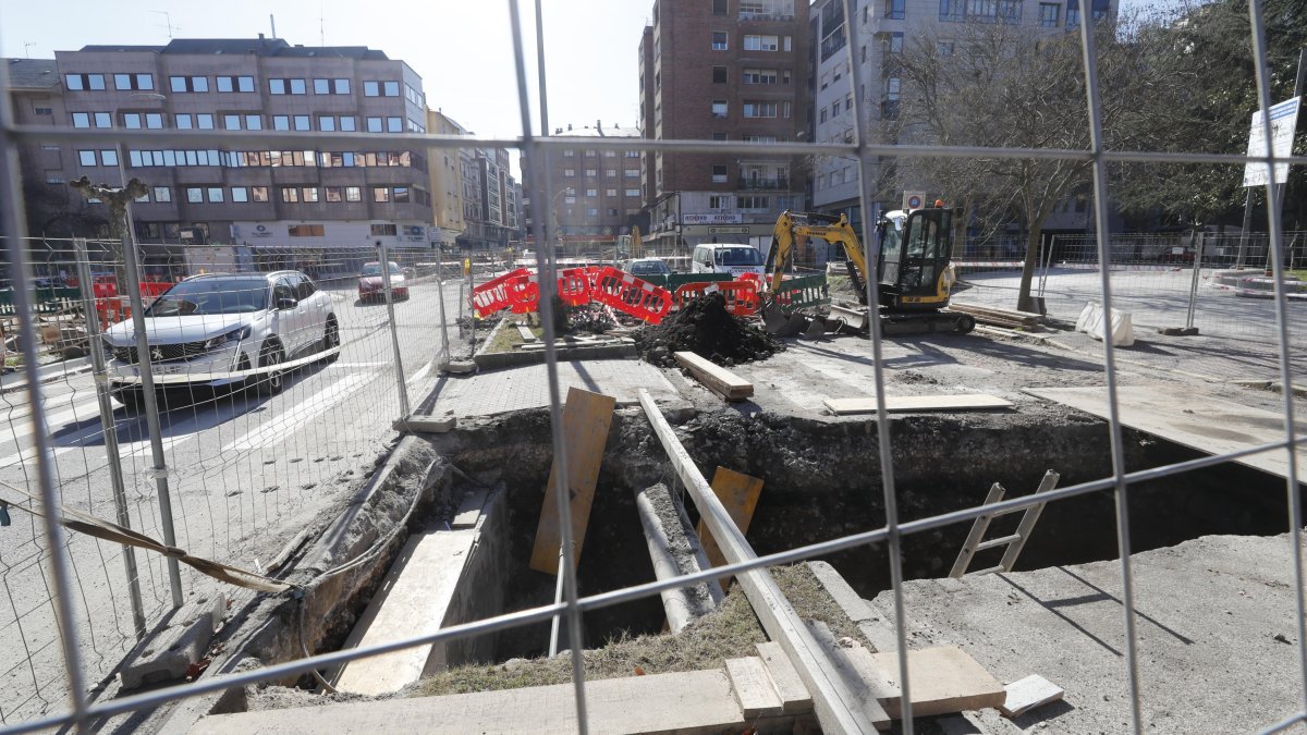 Estado del vial en el polígono de las Huertas, como muchos otras avenidas de entrada y salida de Ponferrada. L. DE LA MATA