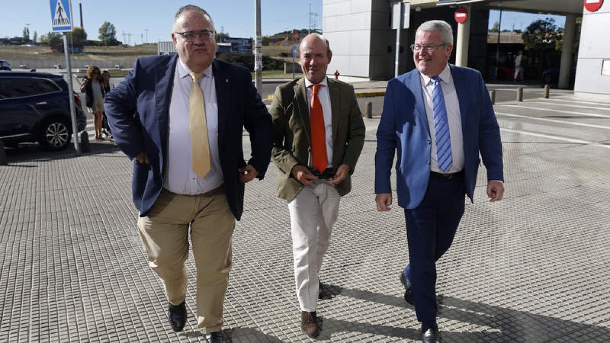 El consejero de Sanidad, junto al gerente de Sacyl y el director del Hospital de León. FERNANDO OTERO