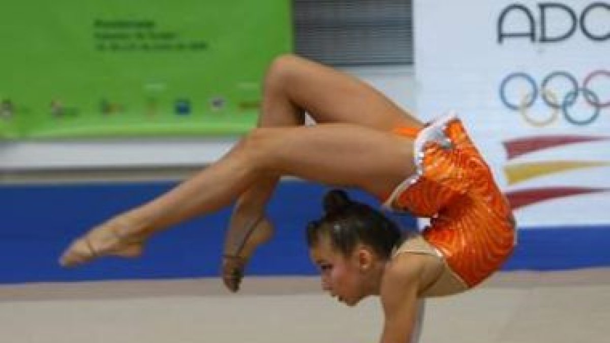 El pabellón del Toralín vivió ayer una intensa jornada previa a las finales por aparatos, que tendrá