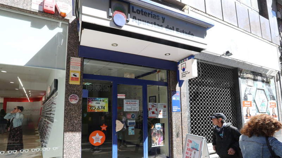 El premio recayó en esta administración de lotería que lleva en la avenida de España David Álvarez.