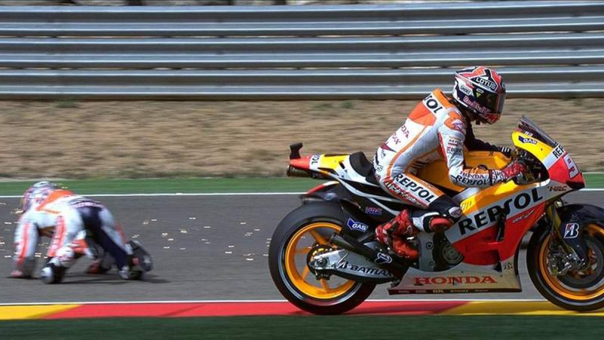 Momento en el que Pedrosa se va al suelo tras el incidente con su compañero Marc Márquez.