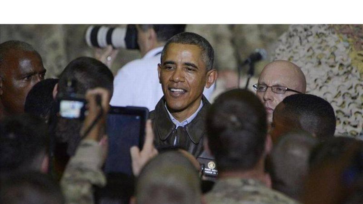 Obama, entre soldados de EEUU en Bagram (Afganistán), este domingo.