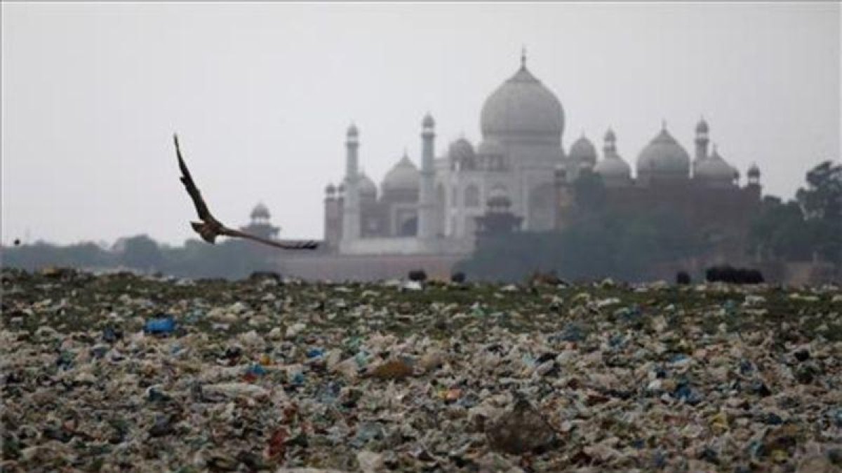 Basura cerca del Taj Mahal, cada vez más afectado por la contaminación.