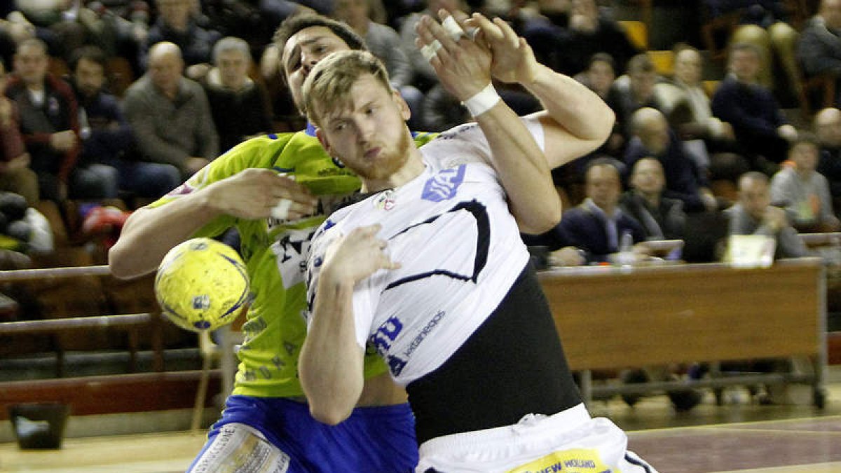 Piñeiro, en una acción de juego ante el Zamora.
