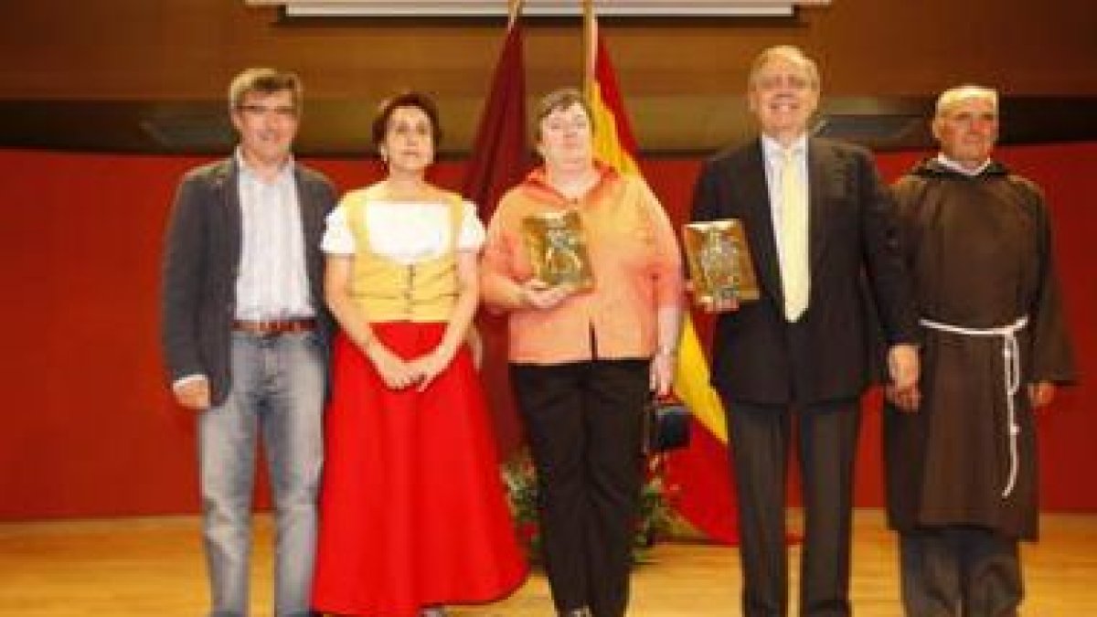 Los premiados posan junto al alcalde de León y a los personajes históricos.
