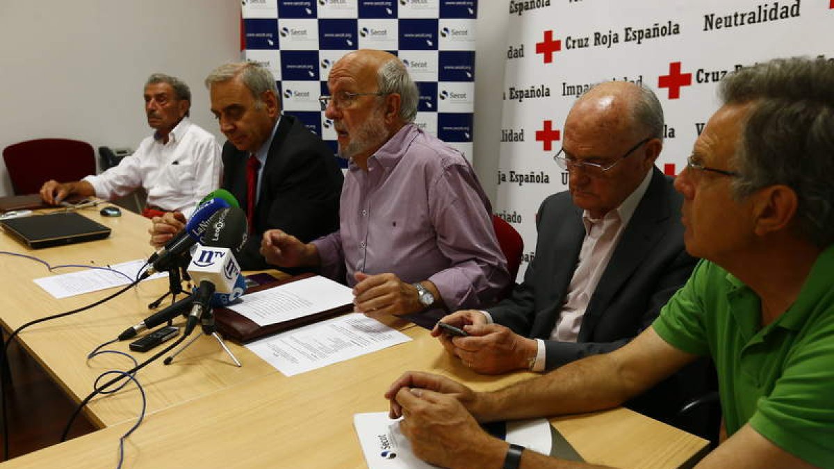 Los responsables de Cruz Roja y Secot, ayer en León.